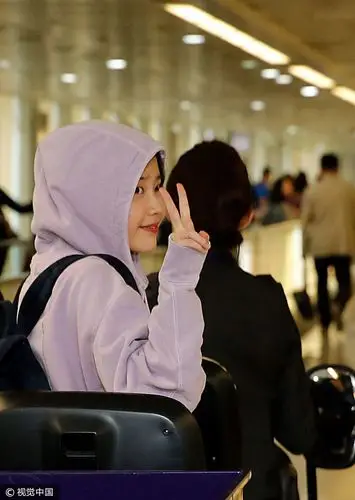 iu头戴卫衣帽对镜头比耶软萌可爱 获粉丝求签名贴心赠与甜美动人