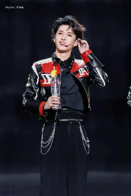 严浩翔超话06#严浩翔叁重楼暨出道四周年演唱会#饭撒小天使@时代