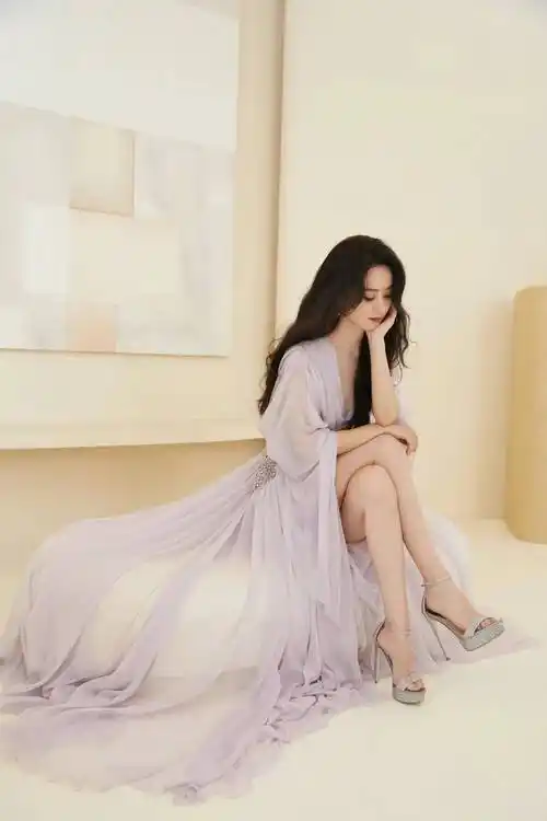 赵丽颖越来越美了,一袭薄纱长裙温婉大方,气质提升太多_造型_时尚