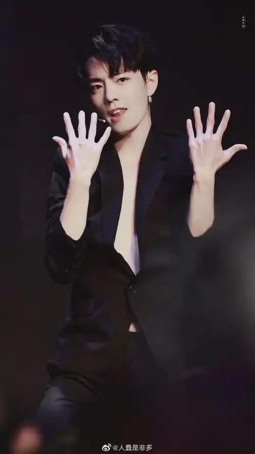 肖战也太撩人了吧西装跪领带杀awsl