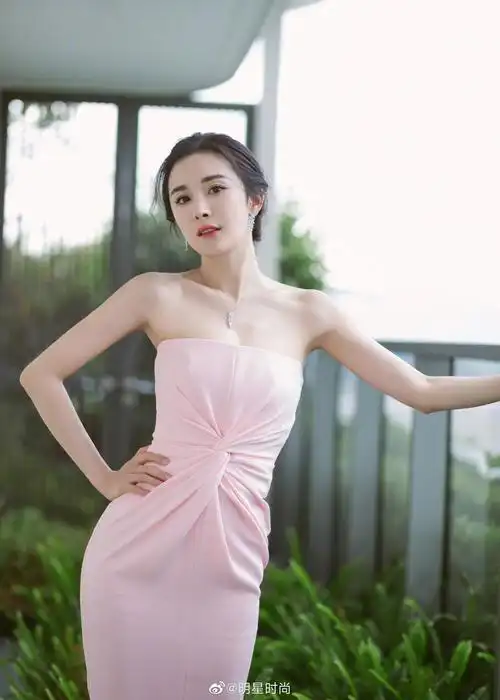 杨幂晒体重45.2kg,这大概就是一个女明星的自我管理能力吧