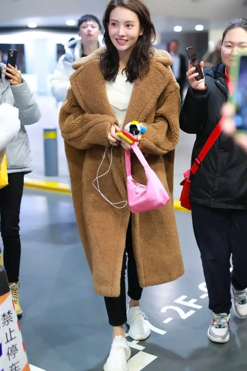 金晨穿泰迪大衣走机场牛仔裤配小白鞋时髦简单素颜憔悴好疲惫