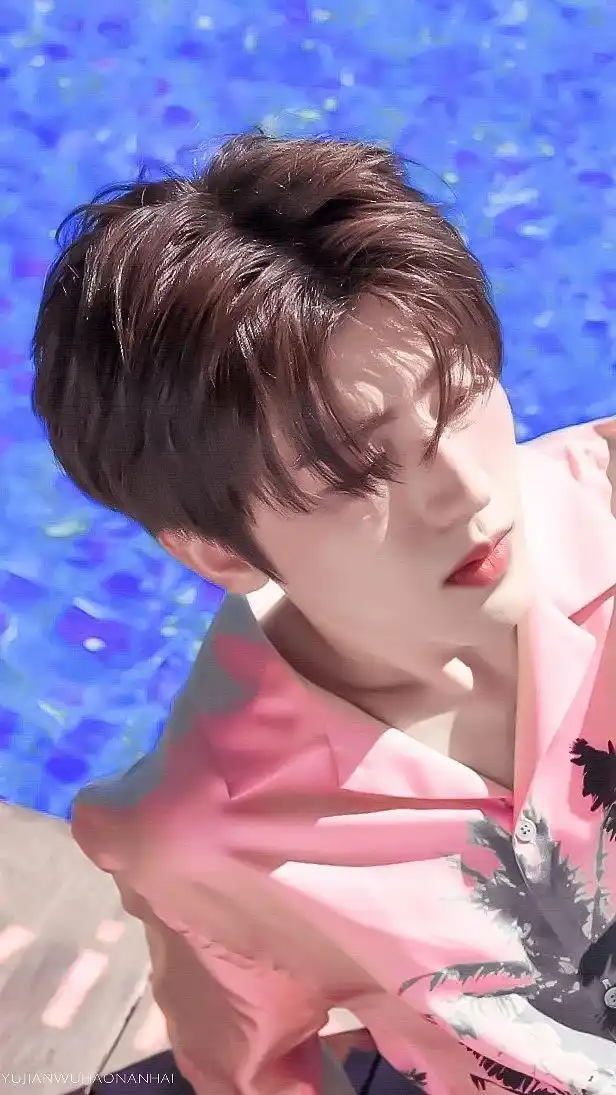 蔡徐坤壁纸:我喜欢你笑起来眉眼弯弯,更喜欢你舞台上炸裂的台风