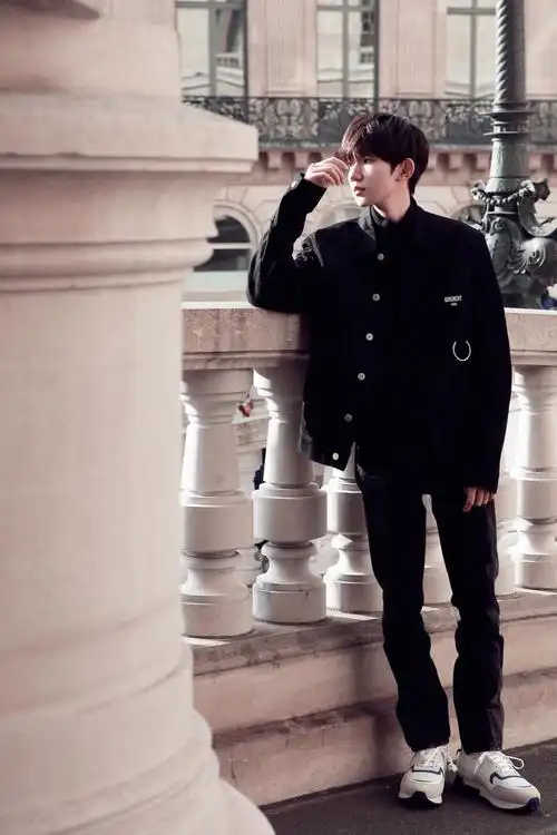 王源tfboys成员全身照