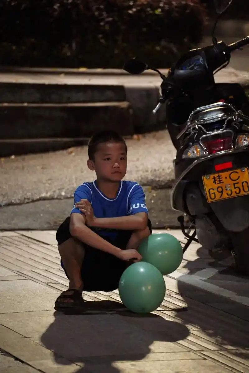 《靖江王府的夜晚》《王府前的孩子》p12 在街上赖着不走的 - 抖音