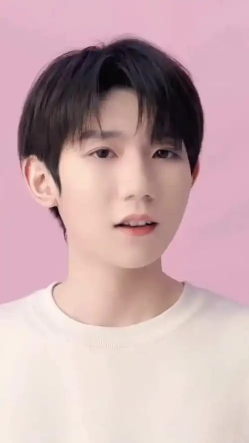 王源的笑容太甜了每个角度都隐藏着不一样的帅tfboys王源