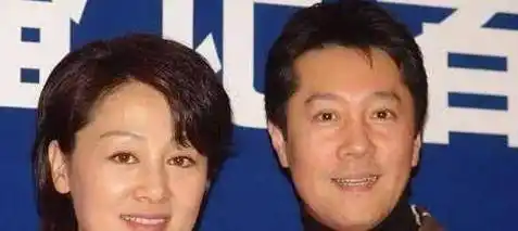 原创52岁蔡国庆,与两任外国女友分手后娶圈外妻子,九岁儿子很帅气