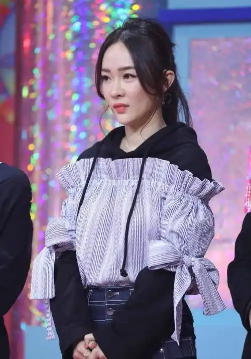 霍思燕紫色拼接卫衣搭配牛仔短裤.穿出少女感.完全看不出她已经40了