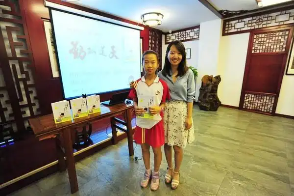 北大美女作家李若辰走进育英学校,分享"学习如何抄近道"!