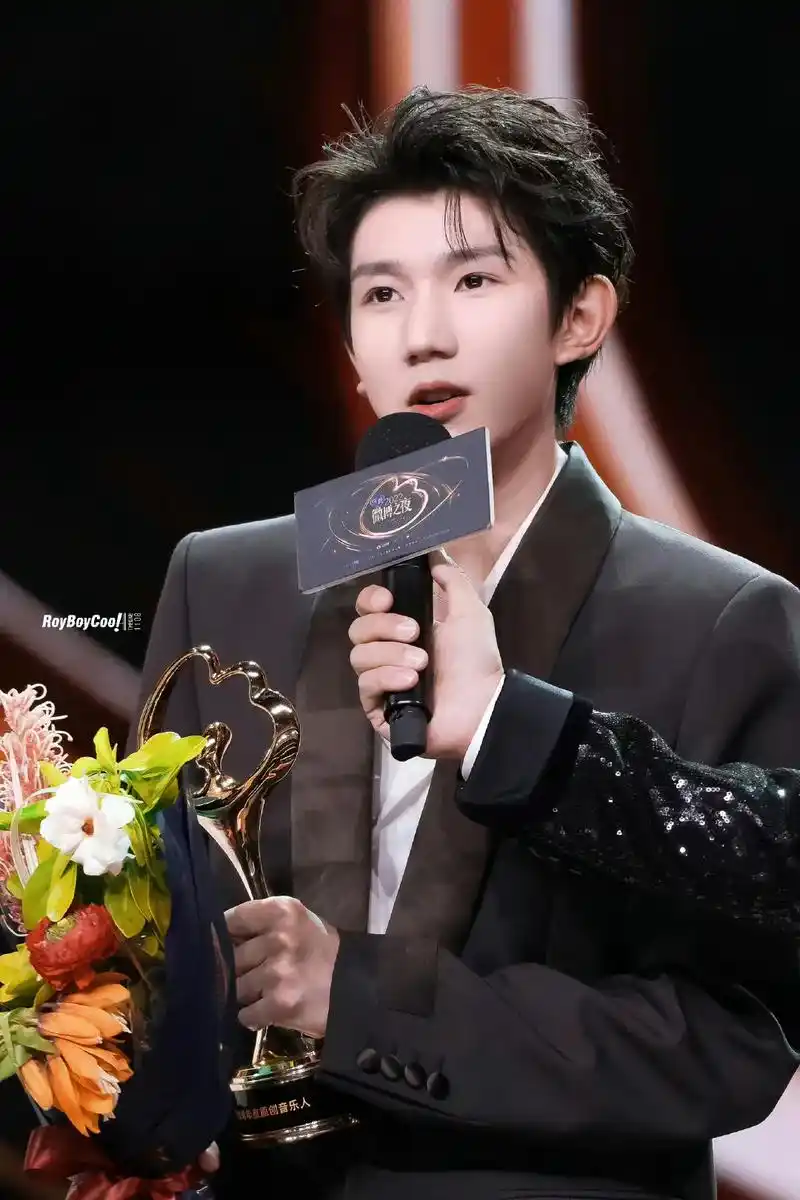 2022微博之夜盛典.#王源 #真诚而热烈 #闪闪发光的你  - 抖音