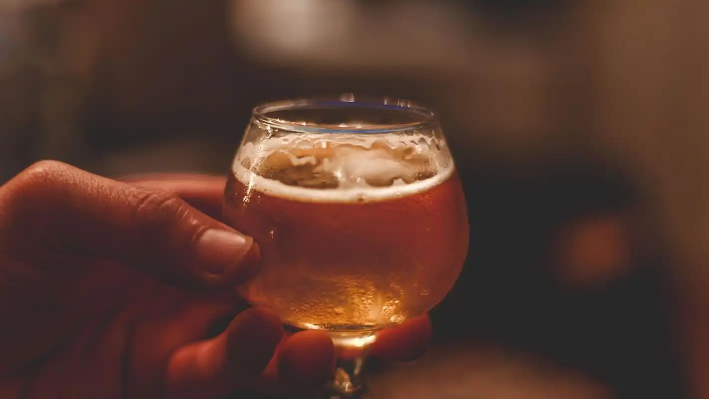 夜晚一个人喝酒的图片