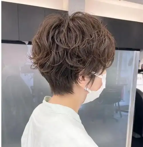 其次就是不会打理发型的人不适合烫大卷