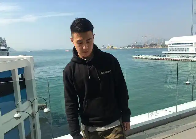 生活照组图一个人(帅哥照片生活照一人)求20张帅哥的生活照,要真实,一