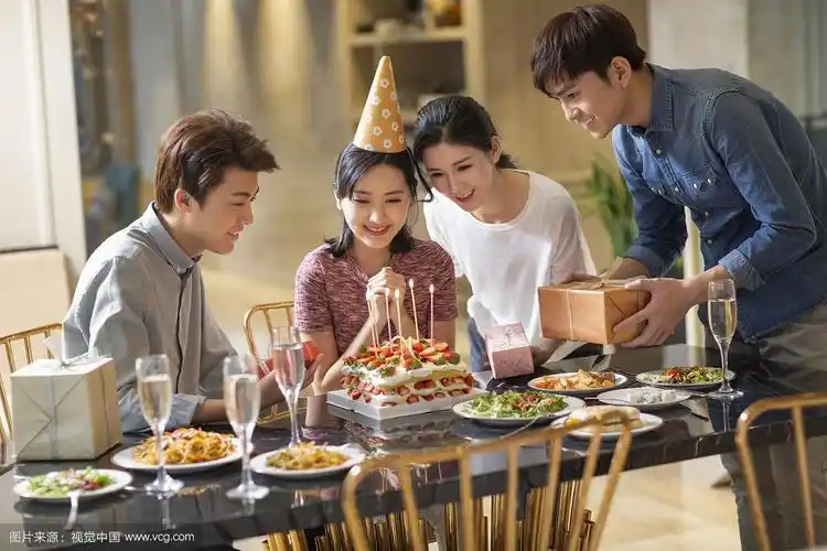 年轻朋友庆祝生日