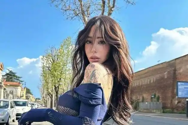 alex mucci 在instagram上拥有 750 万粉丝,她和 louisa khovanski 在