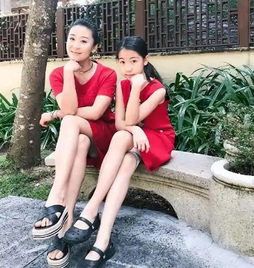 苗圃晒照庆47岁生日,大19岁富商丈夫送鲜花,龙凤胎