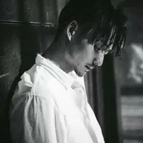 黑白男生头像成熟稳重