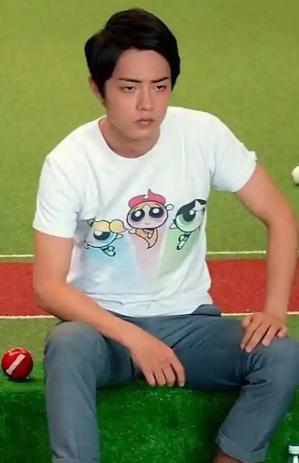 之后的肖战慢慢瘦下来,精致的短发是大学时期差别不大