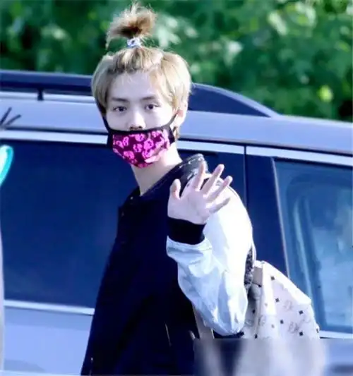 头上扎小揪揪的男星,王俊凯搞笑,王一博软萌,看到范丞丞:三岁了|鹿晗