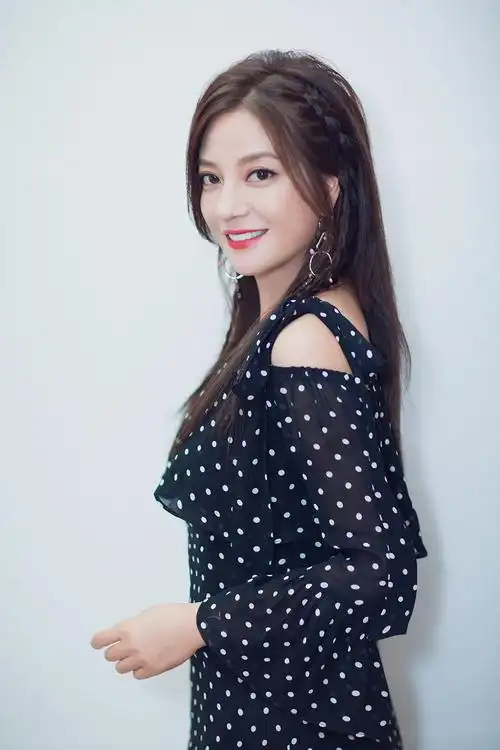 赵薇侧辫发型美成少女 灵动与妩媚兼具_网易娱乐