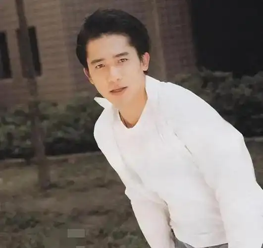 与山记事编辑最近曝光了一组梁朝伟在日本街头的照片.