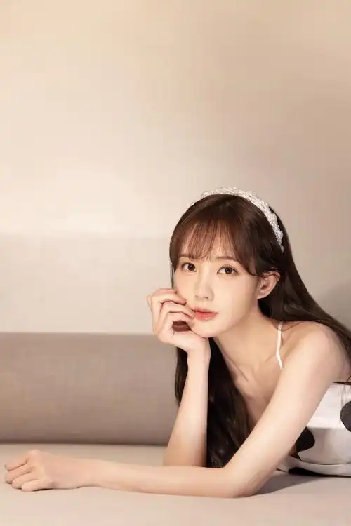 李一桐波点吊带裙性感写真图片