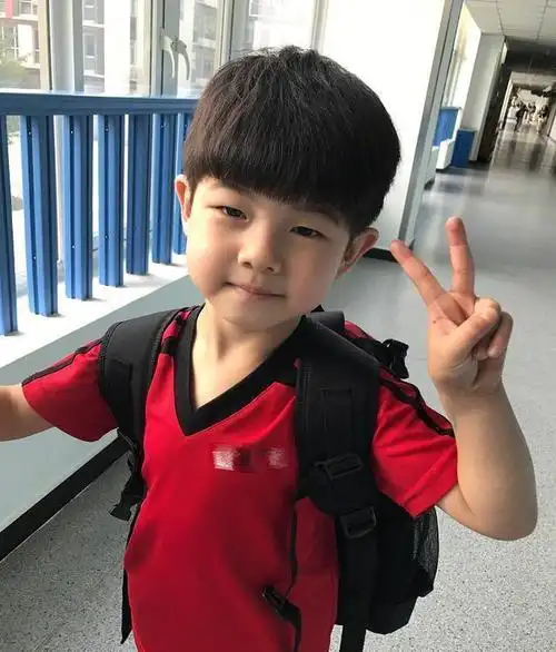 沙溢晒安吉背上大书包上小学第一天眼中含着泪水学校要价高昂