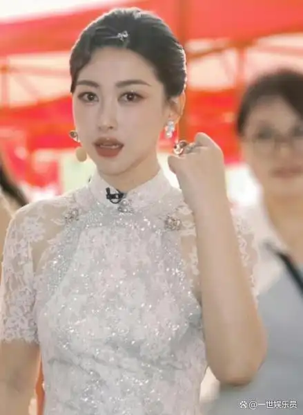 朱珠上演旗袍女神网友发言挪不开眼睛前凸后翘风情万种秀身材