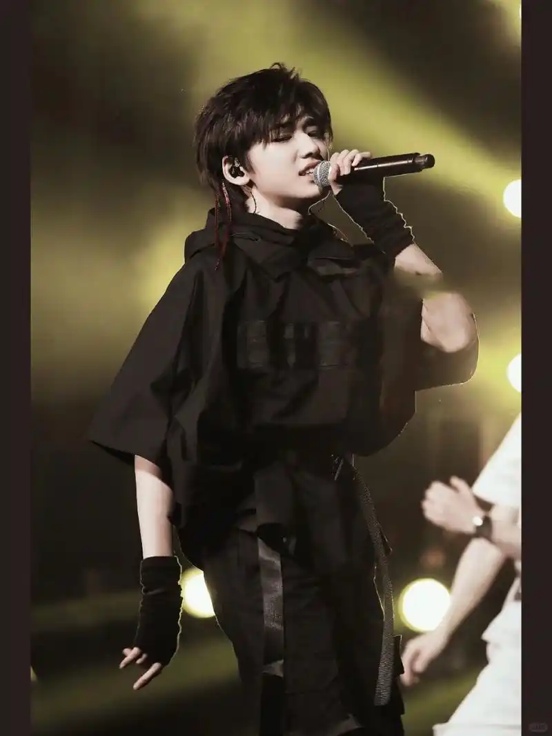 宋亚轩舞台风采神图,最后一张壁纸堪称视觉盛宴  近期收集到了一组