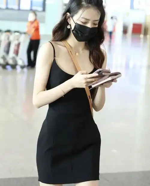 徐璐美腿鲨我吊带小黑裙搭朋克马丁鞋身材好到没话说