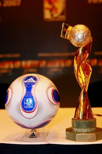 图文女足世界杯世界杯比赛用球冠军奖杯亮相