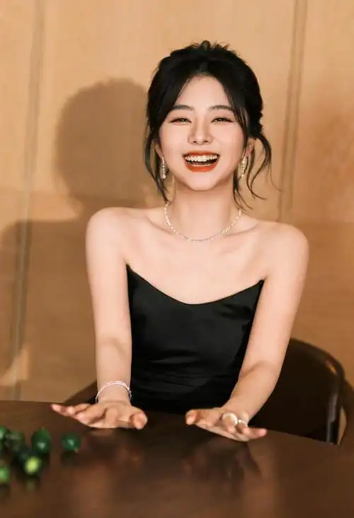 谭松韵的肩膀是直角的,肩部线条平直锁骨明显,这样穿搭成熟性感