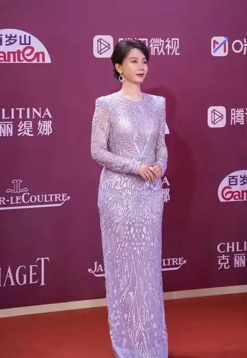 陈数太适合波浪卷了,配纱裙尽显优雅大气,高贵气质要溢出屏幕了|礼服