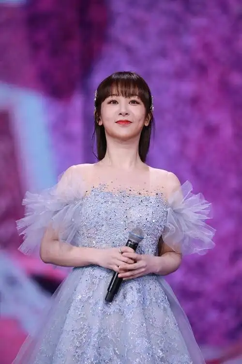 杨紫身穿冰蓝色刺绣纱裙助阵跨年夜晚会 灵动优雅温柔似水