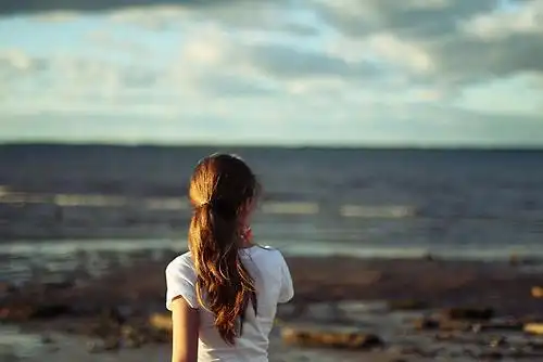 海边非主流女生伤感背影图片