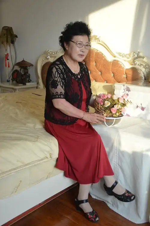 《寿星宅家旗袍秀》一铁子摄于20200630