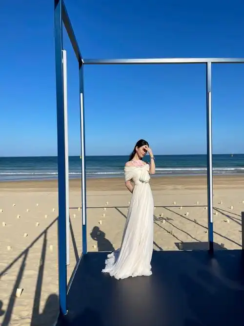 明媚气质#@刘诗诗最新活动独家生图释出,蓝天大海边的纯白山茶花,气质