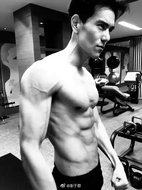 彭于晏人鱼线明显