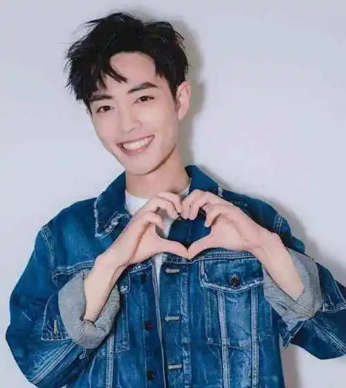 有种"学不会"叫赵露思的比心,前三位一学就会,而她模仿不来_肖战_手势