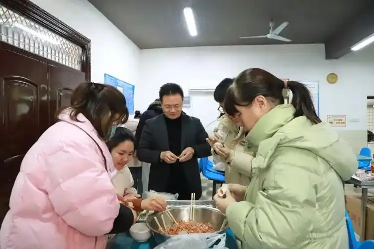 江西建工四建开展情暖冬至携手共进迎冬至包饺子活动