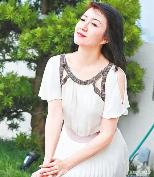 48岁何婉盈近照,身材苗条气质好,曾与魏骏杰相恋,今成单亲妈妈