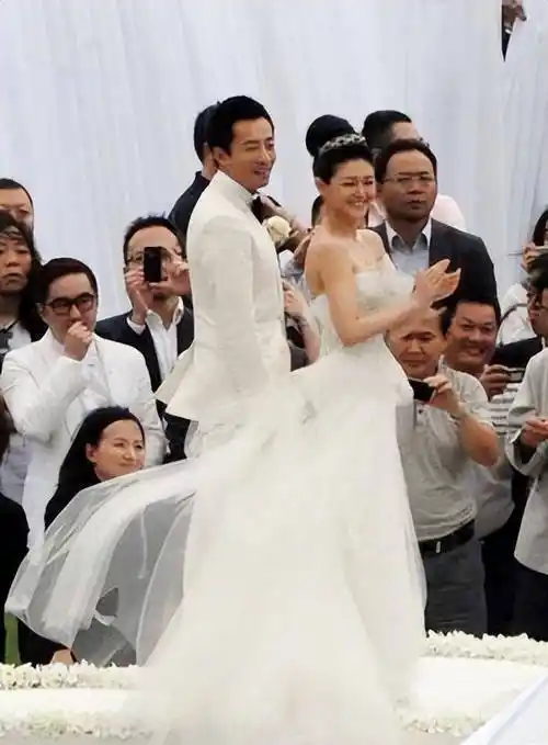 大s的第二件婚纱只花了1万多元,王晓飞在海南岛的第一次婚姻花费了