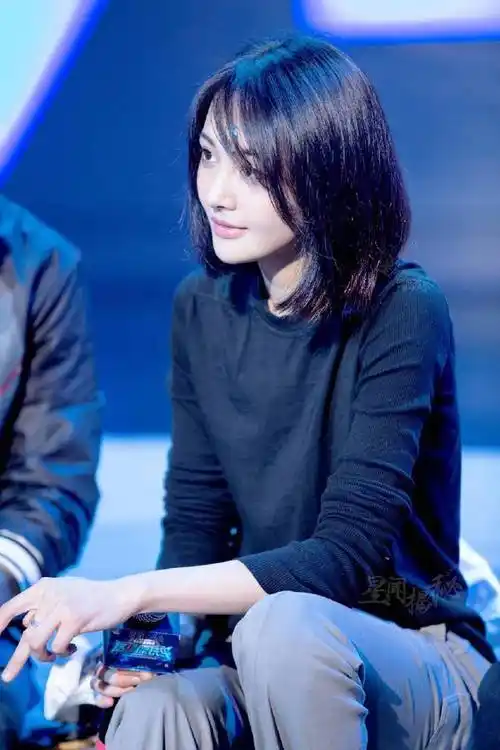 郑爽的齐肩短发清爽干练额头顶着痘痘贴上阵简直不要太随性了