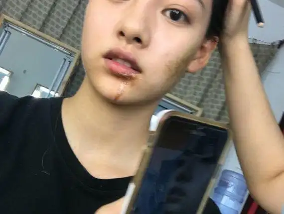 但张艺上如今的颜值虽然还算是可以的,大眼睛高鼻梁