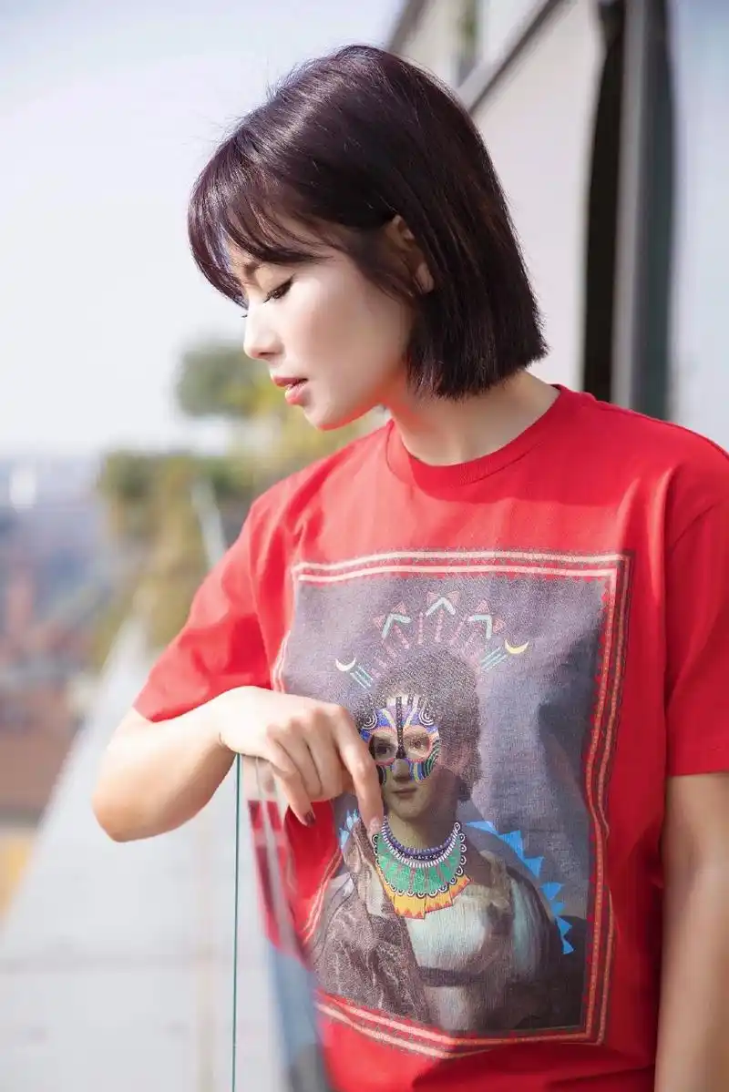 刘涛换个发型时髦减龄波波头搭配t恤牛仔裤嫩回20多岁小姑