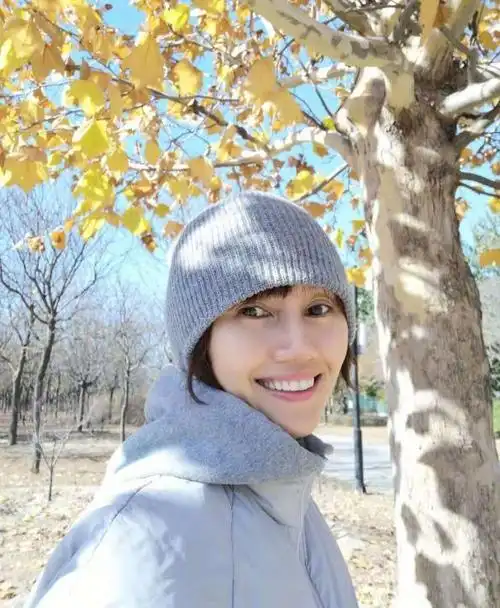 46岁袁泉低调做公益,素颜示人大展自然美,气质形象到人品都绝佳