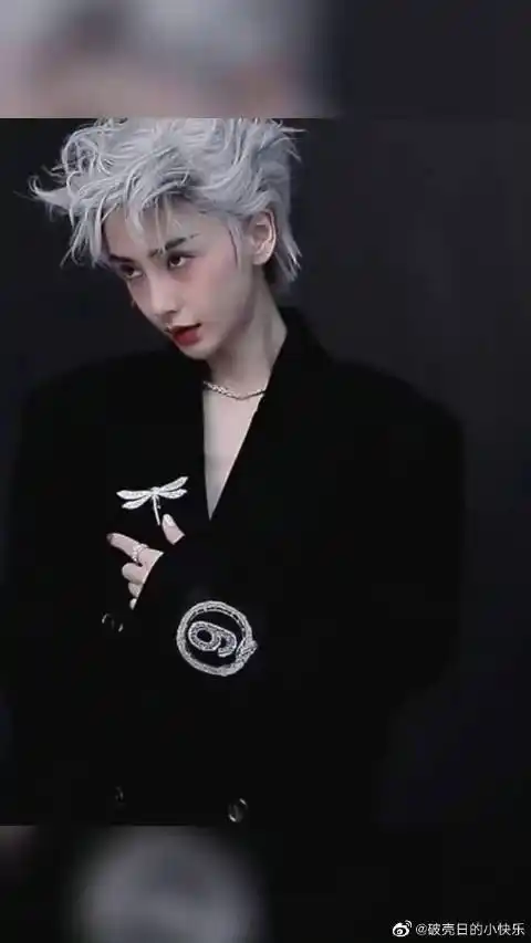 baby银色短发造型封面释出,撕漫少年感拉满#杨颖##娱乐综艺#baby银色