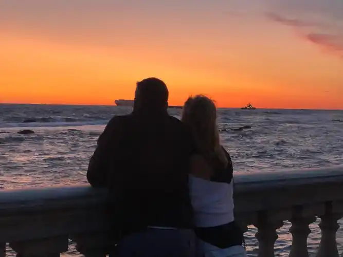 这对恋人的背影看起来特别美好,忍不住偷偷拍了下来,连涛声都浪漫起来