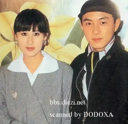 "1990年,江欣燕决定和张卫健说再见,提出了分手.