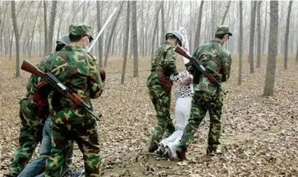 为什么执行死刑的犯人要解开手铐脚铐换上麻绳